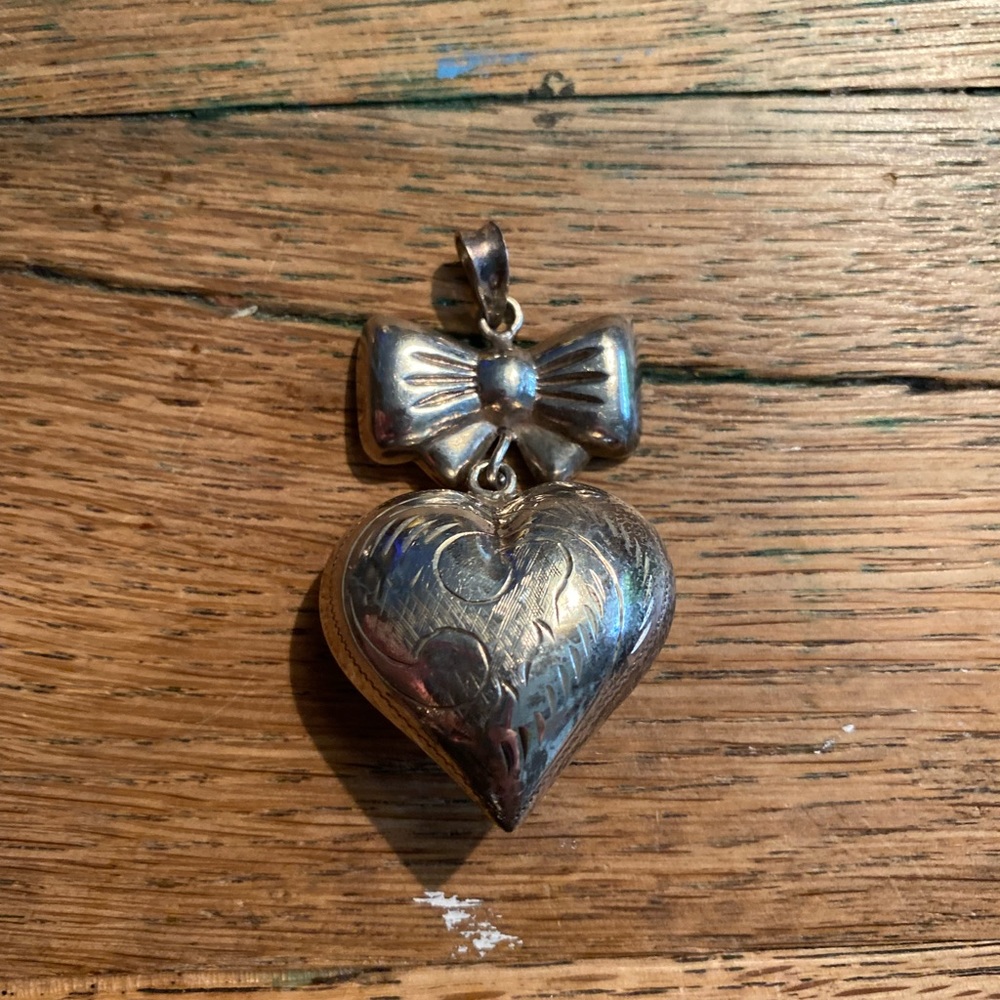 Vintage sterling silver puffy heart and bow necklace accent